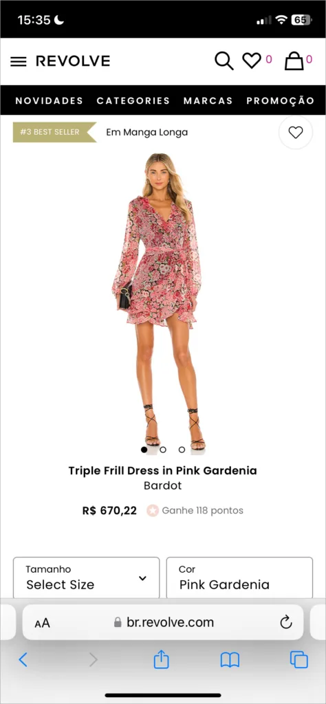 Página de produto de um vestido na Revolve, no celular, com foto da modelo, preço e seletor de tamanho