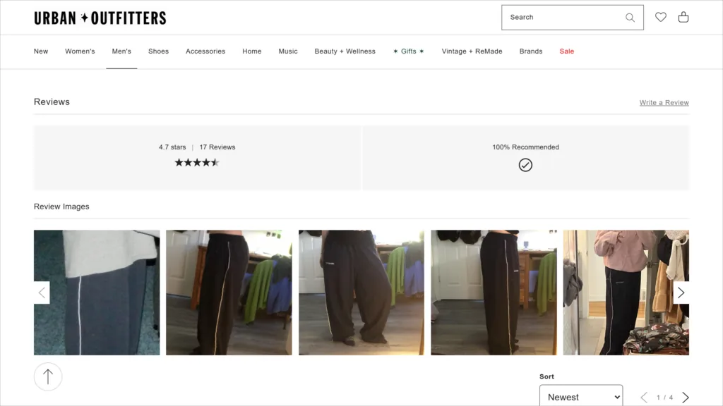 Avaliações de uma calça na Urban Outfitters: nota 4,7, 100% de recomendação e galeria de fotos enviadas por clientes