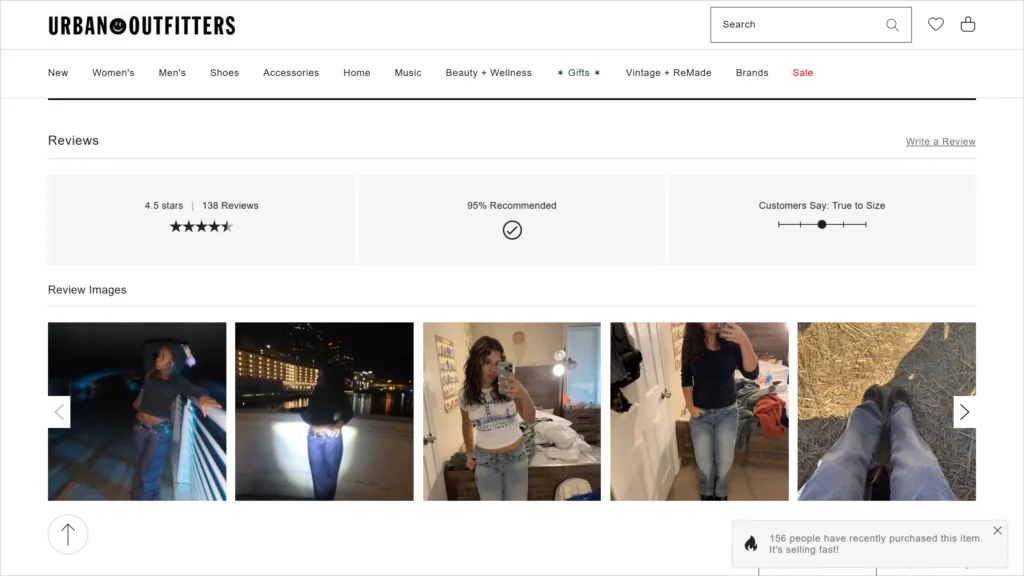 Avaliações de um jeans na Urban Outfitters: nota 4,5, indicador Customers Say: True to Size e fotos de clientes vestindo a peça