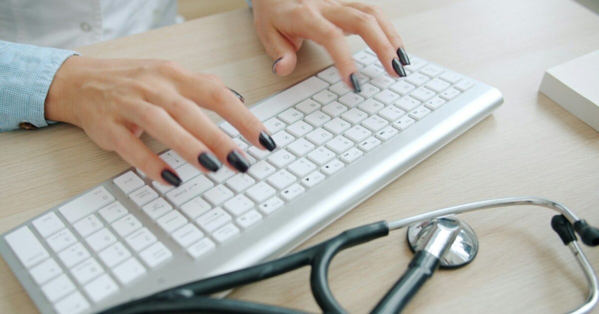 Capa do post: Marketing médico: o que pode e o que não pode pela Resolução CFM 2.336/2023