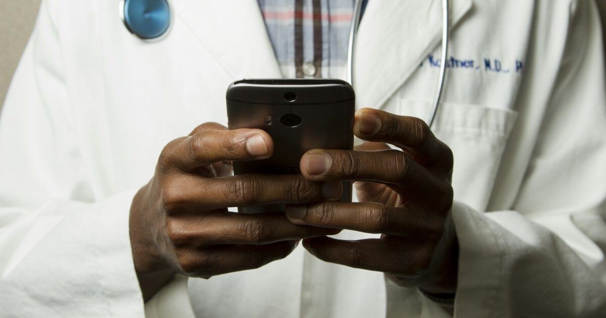 Capa do post: Instagram para médicos: bio, conteúdo e o que a Resolução CFM 2.336/2023 permite