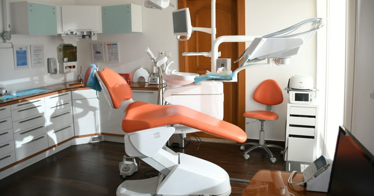Capa do post: Marketing para dentistas: o que o Código de Ética Odontológica permite e por onde começar