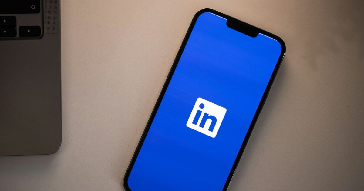 Capa do post: LinkedIn para advogados: perfil, página do escritório e conteúdo para empresas
