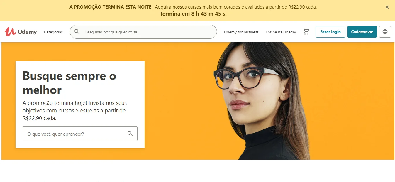 Página inicial da Udemy em 2021: faixa amarela no topo avisando que a promoção termina esta noite, com contador regressivo de horas, minutos e segundos